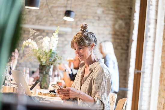 Coworking Arbeiterin in der Gemeinschaftsküche im Steamwork Karlsruhe