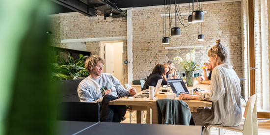 Coworking Arbeitende in der Mittagspause im Steamwork Karlsruhe