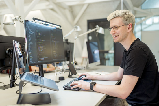 Coworker am Schreibtisch im SteamWork